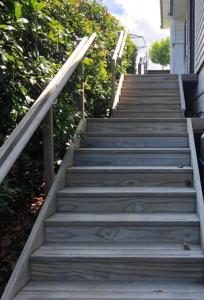un conjunto de escaleras que conducen a una casa en Garden Apartment, en Matakana