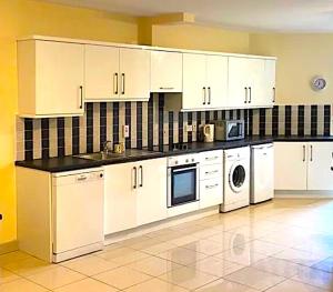 Кухня або міні-кухня у Elegant Rooms and Suites in Knock