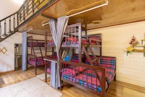 Palanda nebo palandy na pokoji v ubytování Homestay Vườn Tùng