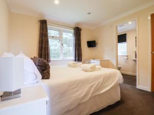 a bedroom with a bed with two towels on it at Callow Lodge 5 in Hadnall