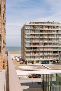 um grande edifício na praia junto ao oceano em Beautifully decorated apartment with sunny terrace em Oostende