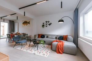 sala de estar con sofá y mesa en Beautiful modern holiday house with private garden, en Bredene