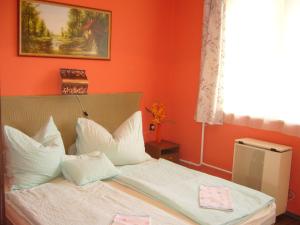 Posteľ alebo postele v izbe v ubytovaní Ország Apartmanház