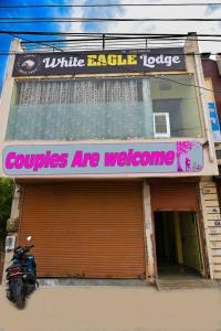 una motocicleta estacionada frente a un edificio con un cartel en OYO Hotel River, en Bhilai