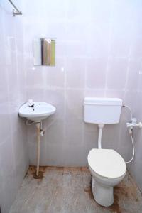 een badkamer met een toilet en een wastafel bij OYO Hotel River in Bhilai