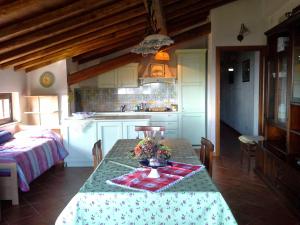 una cocina con una mesa con flores. en A Casa da Paola en Taormina