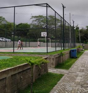 ein Basketballplatz mit Leuten, die Basketball spielen in der Unterkunft Garden Ipojuca Caruaru in Caruaru + 33 Fotos