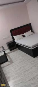 1 dormitorio con 1 cama en una habitación en OYO 81285 Hotel Chanda en Madhubani