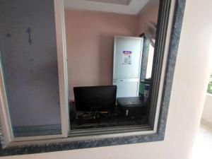 espejo reflejo de un ordenador en una habitación en OYO 81285 Hotel Chanda en Madhubani