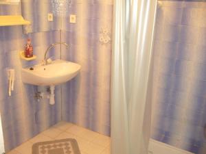 Kúpeľňa v ubytovaní Ország Apartmanház + 14 fotografií