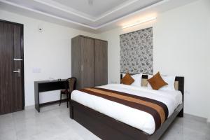 een hotelkamer met een bed en een bureau bij Super Tipsyy Inn 015 in Gurgaon