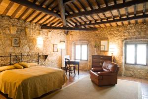a bedroom with a bed and a chair and a table at I Costanti in Caldiero