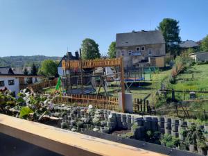 uma vista para um jardim a partir do telhado de uma casa em Ferienanlage Markus Nitsch em Bärenstein