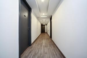 um corredor de um edifício de escritórios com um corredor em OYO Townhouse 068 Sohna Road 2 em Gurgaon