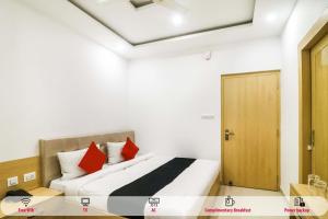Een bed of bedden in een kamer bij Capital O 61009 Hotel Raj Mahal Sarnath