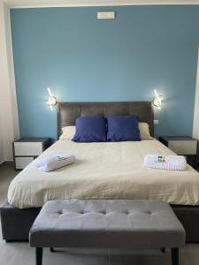 1 cama grande con 2 almohadas encima en BeB Homa en Nápoles