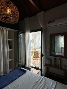 Schlafzimmer mit einem Bett und Blick auf einen Innenhof in der Unterkunft Sunset in Megalochori