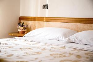 Postel nebo postele na pokoji v ubytování Hotel Majorca