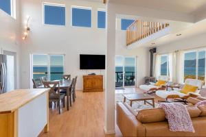 Μια τηλεόραση ή/και κέντρο ψυχαγωγίας στο Exquisite Oceanview! by OceanviewHotTubs Oceanfront! Shelter Cove, CA Tesla EV station