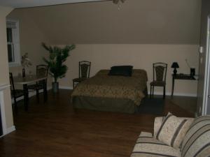 1 dormitorio con 1 cama, mesa y sillas en The View Lodgings en Princeton