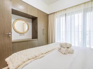 Postel nebo postele na pokoji v ubytování Radiant 1BR in Burj Royale - Downtown Dubai