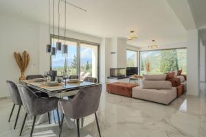 Μια τηλεόραση ή/και κέντρο ψυχαγωγίας στο Villa Sadova Private pool Panoramic view