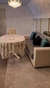 sala de estar con sofá y mesa en room to the east, en Viimsi