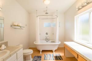 un bagno bianco con vasca, WC e lavandino di Cozy Oceanview! by OceanviewHotTubs Oceanfront! Shelter Cove, CA Tesla EV station a Shelter Cove Altre 58 foto