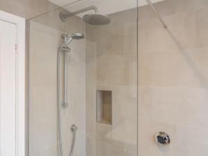 een douchecabine met een glazen douchedeur bij Seascape in Salcombe +46 foto's