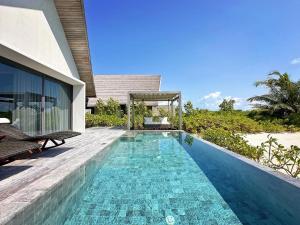 Bazén v ubytování Madifushi Private Island- Free return Seaplane Transfers for min 5 nights stay until 19th Dec nebo v jeho okolí