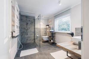 a bathroom with a shower and a toilet and a sink at Ferienwohnung "MeerTied" - Ankommen und Entspannen in Klausdorf Mecklenburg Vorpommern +66 photos