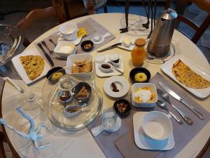 Una mesa blanca con platos de comida encima. en Maison du Lys en Layon, en Les Cerqueux-sous-Passavant 30 fotos más