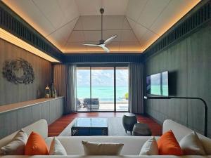 TV a/nebo společenská místnost v ubytování Madifushi Private Island- Free return Seaplane Transfers for min 5 nights stay until 19th Dec