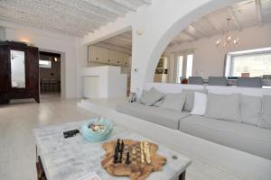 Et sittehjørne på Mykonos 4 bedroom Cycladic home with free parking