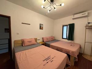 廣州的住宿－臨江公寓，客房设有两张床和窗户。