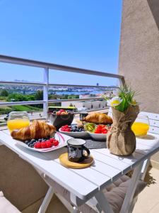 una mesa de desayuno con comida en el balcón en Luxury apartment Salona, en Solin