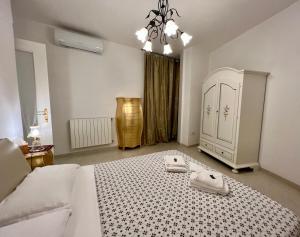 a bedroom with a bed with two towels on it at appartamento Via Antica in Padenghe sul Garda