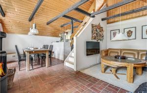 Posezení v ubytování Gorgeous Home In Vestervig With Sauna