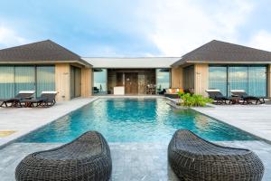 Bazén v ubytování Madifushi Private Island- Free return Seaplane Transfers for min 5 nights stay until 19th Dec nebo v jeho okolí