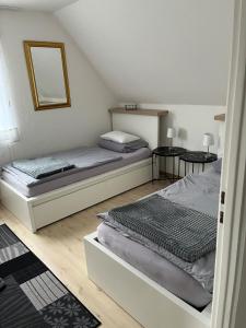 2 łóżka pojedyncze w sypialni z lustrem w obiekcie Wohnung im 2 Familienhaus w Dortmundzie