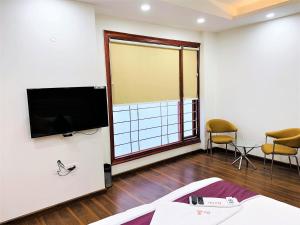Televiisor ja/või meelelahutuskeskus majutusasutuses Lime Tree Hotel Pulkit Gurgaon-Artemis Hospital, Nearest Metro Huda City Centre