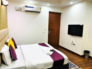 Televiisor ja/või meelelahutuskeskus majutusasutuses Lime Tree Hotel Pulkit Gurgaon-Artemis Hospital, Nearest Metro Huda City Centre