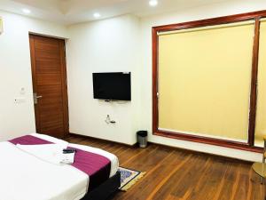 Televiisor ja/või meelelahutuskeskus majutusasutuses Lime Tree Hotel Pulkit Gurgaon-Artemis Hospital, Nearest Metro Huda City Centre