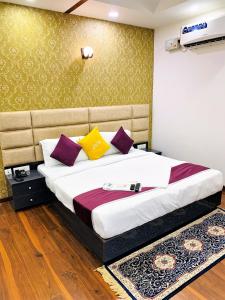 Voodi või voodid majutusasutuse Lime Tree Hotel Pulkit Gurgaon-Artemis Hospital, Nearest Metro Huda City Centre toas