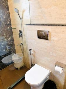 Vannituba majutusasutuses Lime Tree Hotel Pulkit Gurgaon-Artemis Hospital, Nearest Metro Huda City Centre