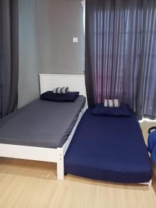 Postel nebo postele na pokoji v ubytování Kampar Champs Elysees, King Bed Studio unit 12A21