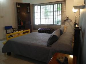 מיטה או מיטות בחדר ב-Habitación Casa Las Aves