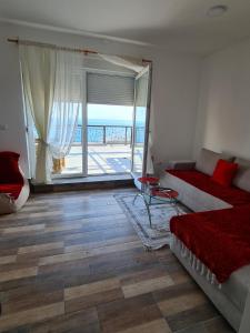 1 dormitorio con cama y vistas al océano en Apartmani Jovan, en Ulcinj