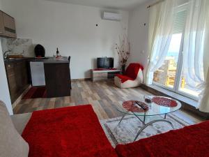 sala de estar con sofá y mesa en Apartmani Jovan, en Ulcinj