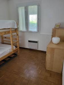 Pokój z łóżkiem piętrowym i oknem w obiekcie Maison verdure & calme w mieście Castries